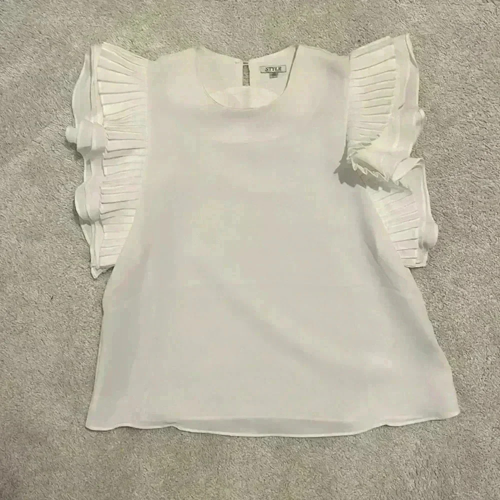 White blouse with ruffle sleeve